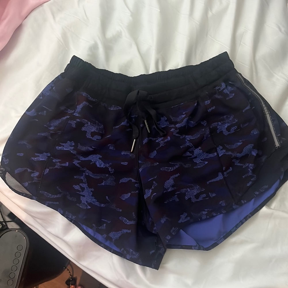NWOT Lululemon blue camo hotty hot 2.5” shorts size 8